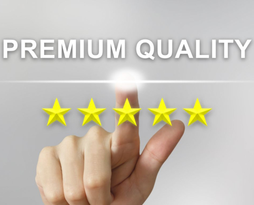 Una mano que señala una reseña de 5 estrellas para productos de primera calidad