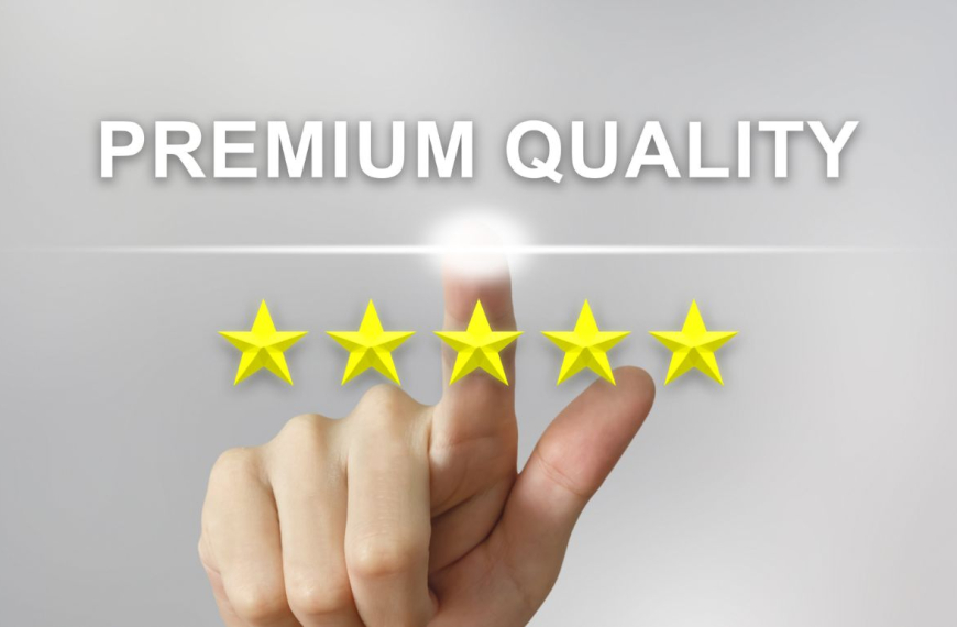 Una mano que señala una reseña de 5 estrellas para productos de primera calidad