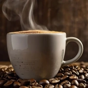 Una taza grande de café sobre un montón de granos de café