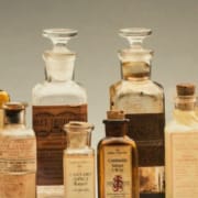 Der-Real-CBD-Blog-Cannabis-Potenz-durch-Zeit Antike medizinische Cannabisflaschen