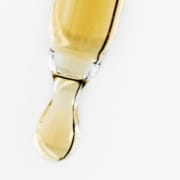 dosage-huile-cdb-la-vraie-cdb-spain Gros plan d'une pipette contenant de l'huile