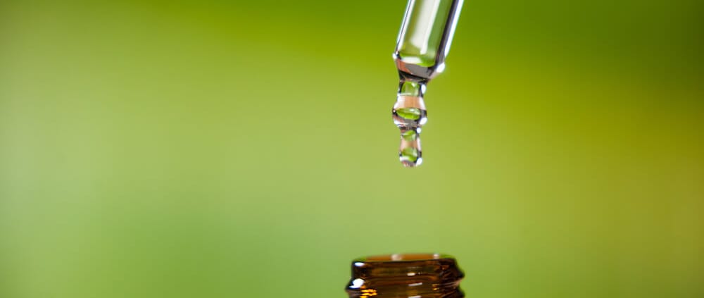 Tropfende Flüssigkeit in die Flasche pipettieren