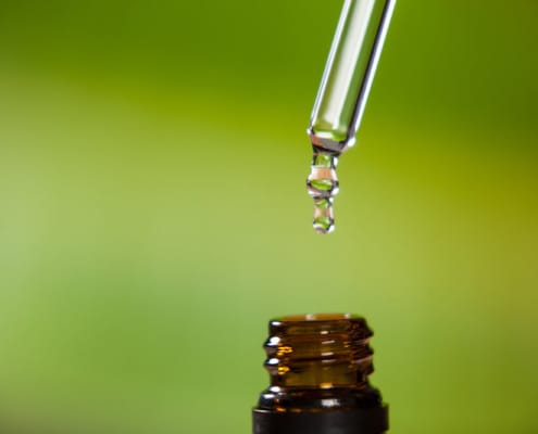 Pipet druppelende vloeistof in fles