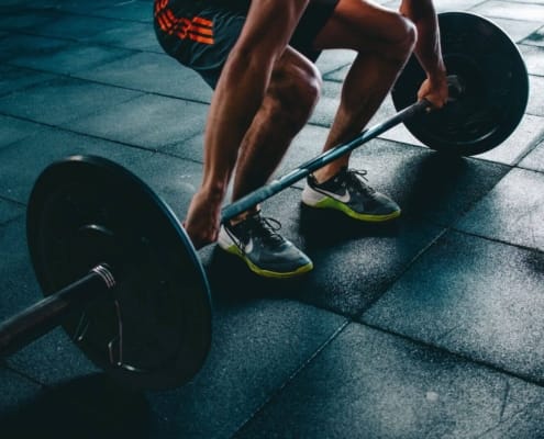 Atleet tilt een stangbel van de vloer