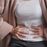 De echte CBD blog - CBD voor de ziekte van Crohn Vrouw die haar buik vasthoudt