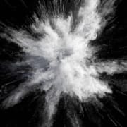 Poudre de CBD soluble dans l'eau à spectre complet Explosion de poudre blanche sur fond noir