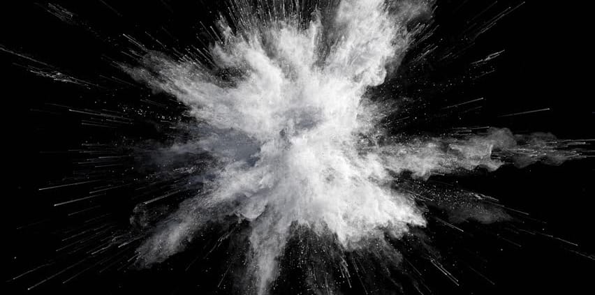 Explosion de poudre blanche sur fond noir