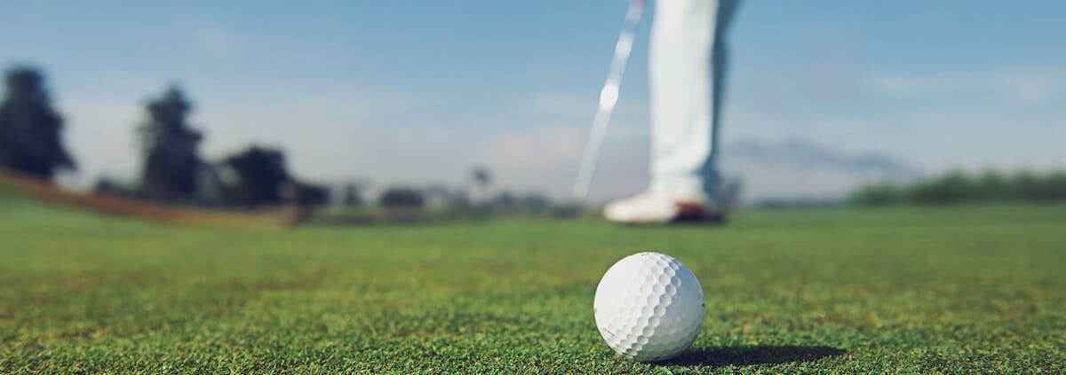 Golfbal op golfbaan