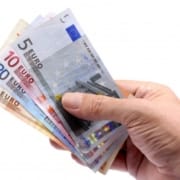 Geld Mรคnnliche Hand hรคlt Euro-Scheine