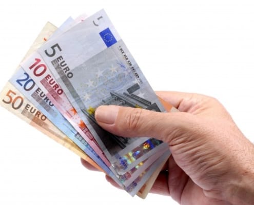 Mannelijke hand die Eurobiljetten houdt