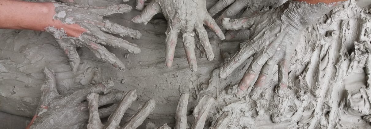 CBD Bentonite Clay mains dans un tas de boue