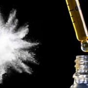 The-Real-CBD-Blog-CBD-Pulverkapseln-vs-CBD-รl Weiรes Pulver Explosion und CBD-รl auf schwarzem Hintergrund