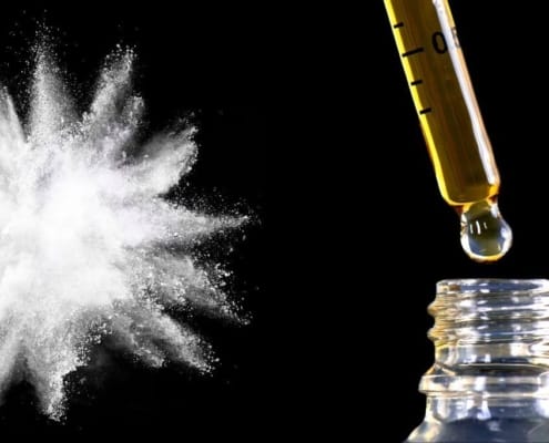Explosie van wit poeder en CBD-olie op zwarte achtergrond