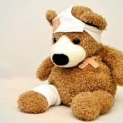 die-reale-cbd-CBD-und-schmerz Teddybär mit Verbänden und Pflaster