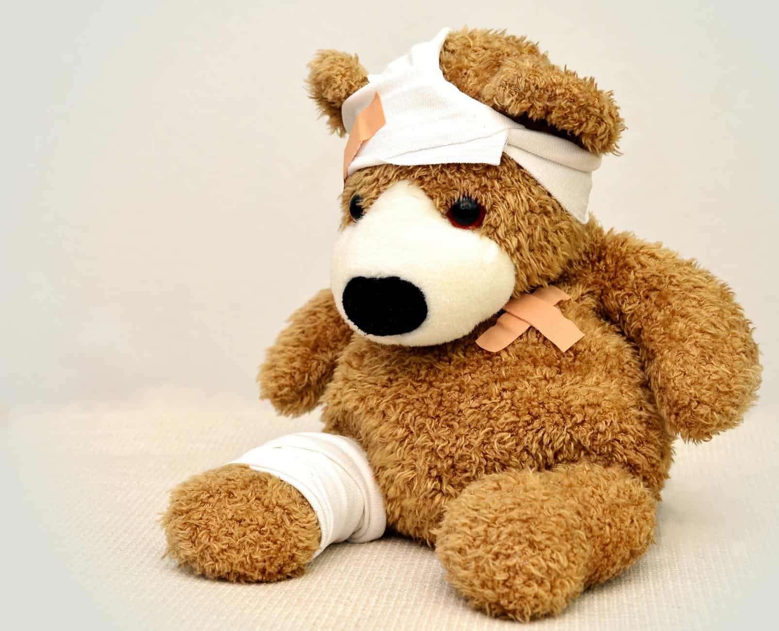 Teddybeer met verband en gips