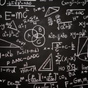 le-cbd-vrai-pourquoi-la-puissance-du-cbd-est-elle-importante ? Tableau noir avec des formules compliquées écrites en pagaille