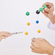 la-cbd-reelle-que-fait-la-science-dit-elle ? Les scientifiques expliquent, à la main, un module de molécules en plastique