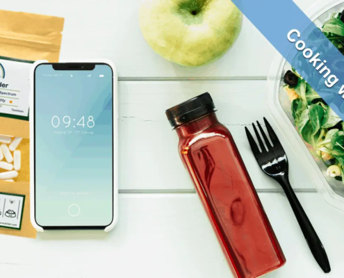CBD-capsules, smartphone en voedsel op een tafelblad