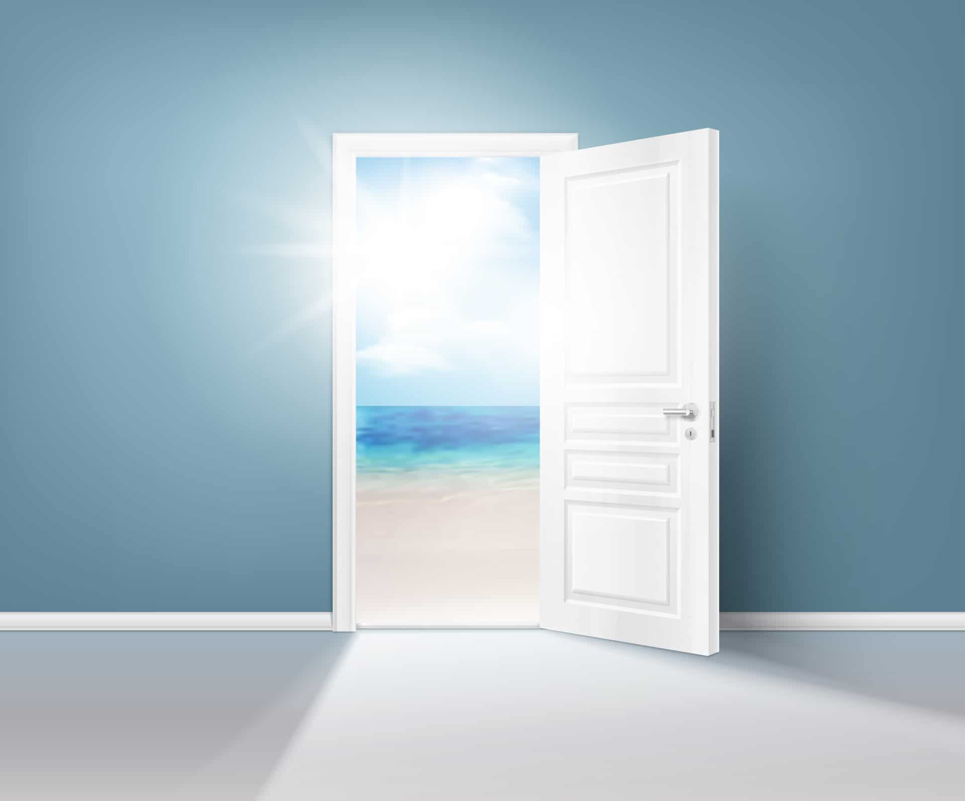 Witte deur opent naar een strand met zonlicht