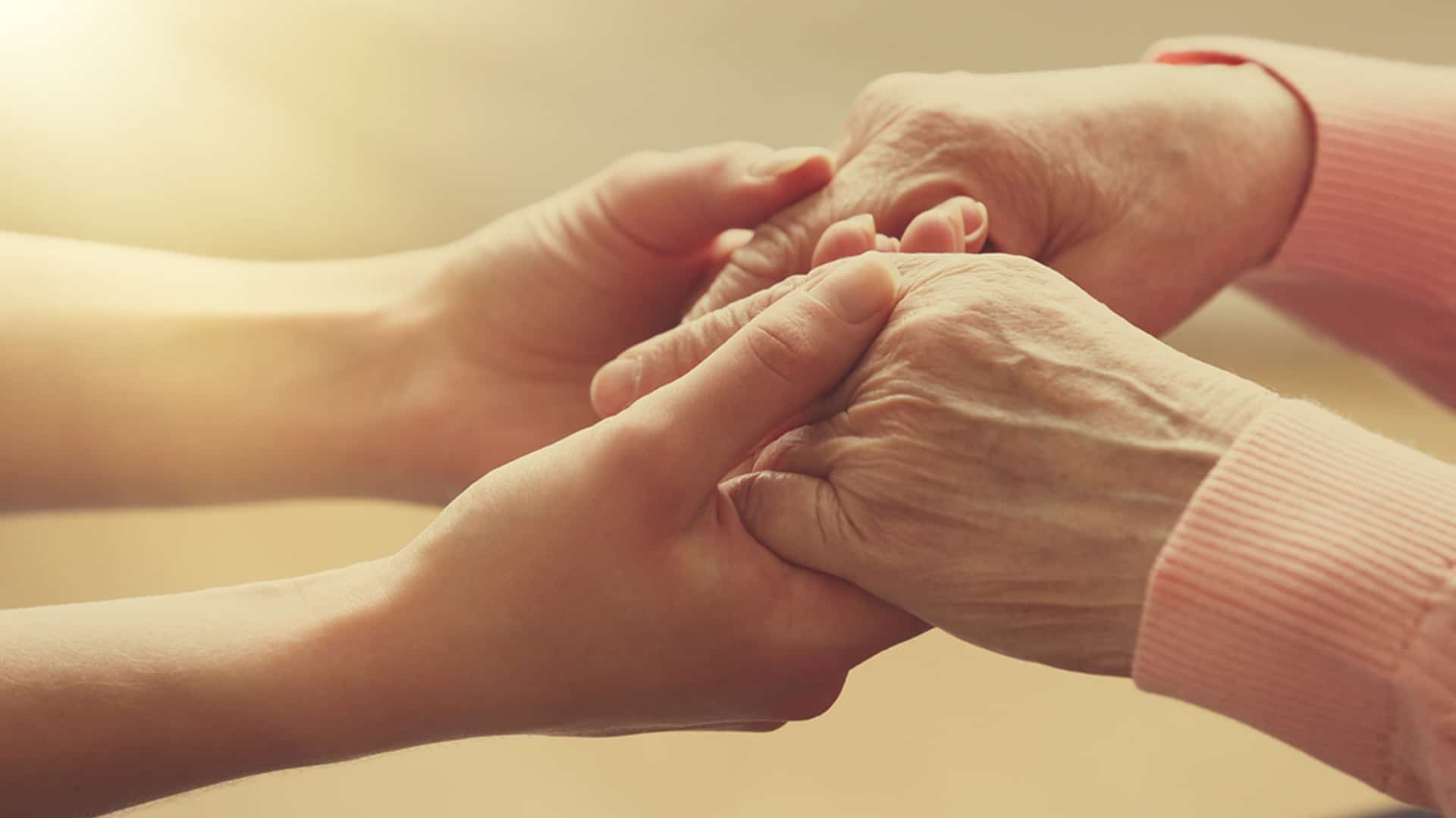 Jeunes et vieux se tenant par la main
