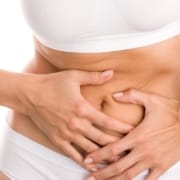 der-echte-cbd-blog-kann-cbd-die-darmgesundheit-verbessern Frau hält sich den Bauch vor Schmerzen