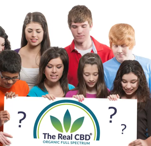 Adolescents regardant un panneau avec le logo de The Real CBD