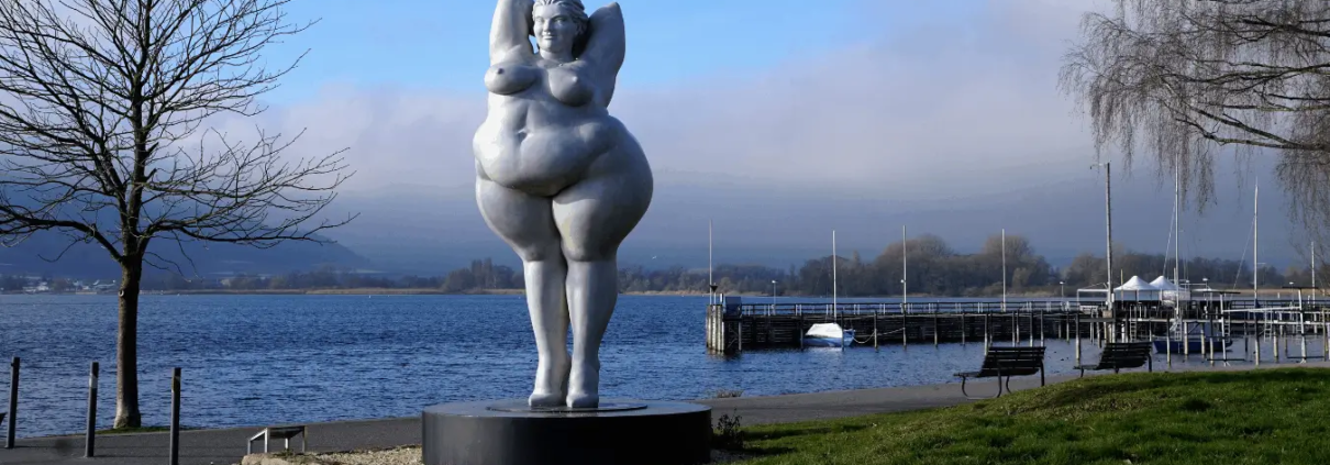 Wulps vrouwenbeeld in een haven