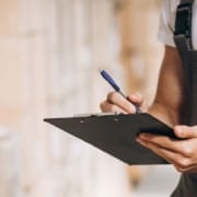 großhandel_der_echte_cbd_weiß_label_europa_uk_us Lagerist mit Klemmbrett bei der Bestandsaufnahme