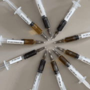 the-real-cbd-blog-sind-die-verschiedenen-arten-von-cbd-öl 10 Spritzen mit verschiedenen CBD-Ölen, die in einem Kreis angeordnet sind, um die Farbunterschiede zu demonstrieren