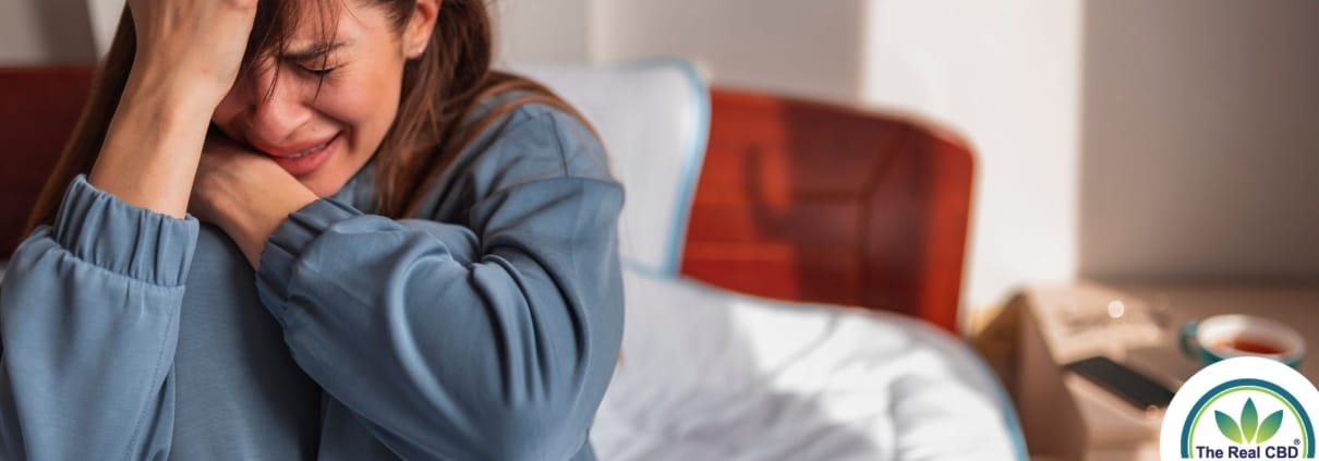 Huilend meisje zittend op een bed