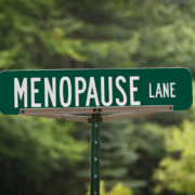 Der-Real-CBD-Blog-Kann-CBD-helfen=Menopause-Symptome Menopause Lane Straßenschild in einem Wald