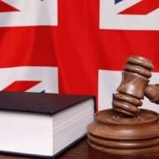 Der-Real-CBD-Blog-Ist-CBD-Legal-in-UK (1) Richterhammer und ein Gesetzbuch vor der britischen Flagge