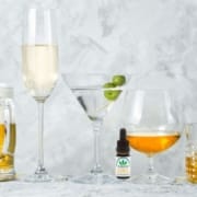 cbd_alkohol_blog_der_echte_cbd CBD-Öl und Alkohol stehen auf einem Tisch