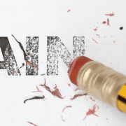 The-Real-CBD-Blog-CBD-Pain-Patch Ein Bleistift, der das Wort PAIN ausradiert