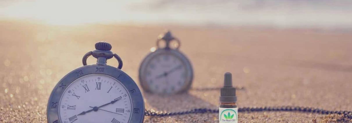 Stopwatches in zand aan de kust