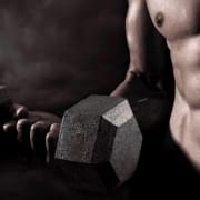 CBD für Powerlifting Über das normale Maß hinausgehen (1) Muskulöser Mann mit einer Hantel