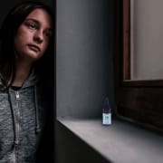 The-Real-CBD-Blog-CBD-pรฉtrole-secret-pour-aider-la-SAD-1 Adolescent regardant tristement par la fenรชtre