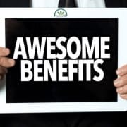 The-Real-CBD-Blog-vorteile-von-cbd-wissenschaftlich-unterstützt (1) Mann hält ein Schild mit der Aufschrift "Awesome Benefits".