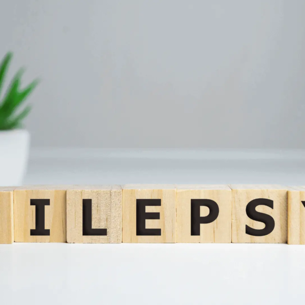 Epilepsie gespeld op houten blokken met CBD-olie aan de zijkant