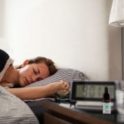 Der-Rea-CBD-Blog-wie-man-CBD-fรผr-den-Schlaf-verwendet Frau schlafend im hellen Schlafzimmer