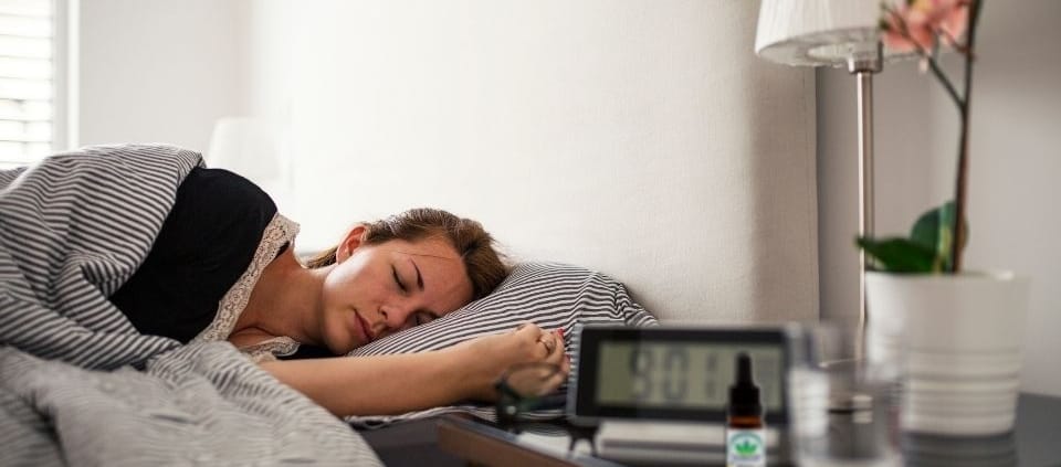 Femme endormie dans une chambre lumineuse