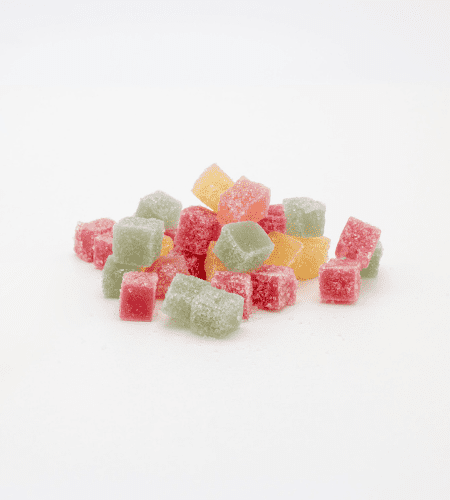 Ein Stapel veganer CBD-Gummibonbons mit Zucker