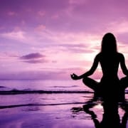 Meditation und CBD 5 positive Fakten Frau in Yogapose am Meeresstrand