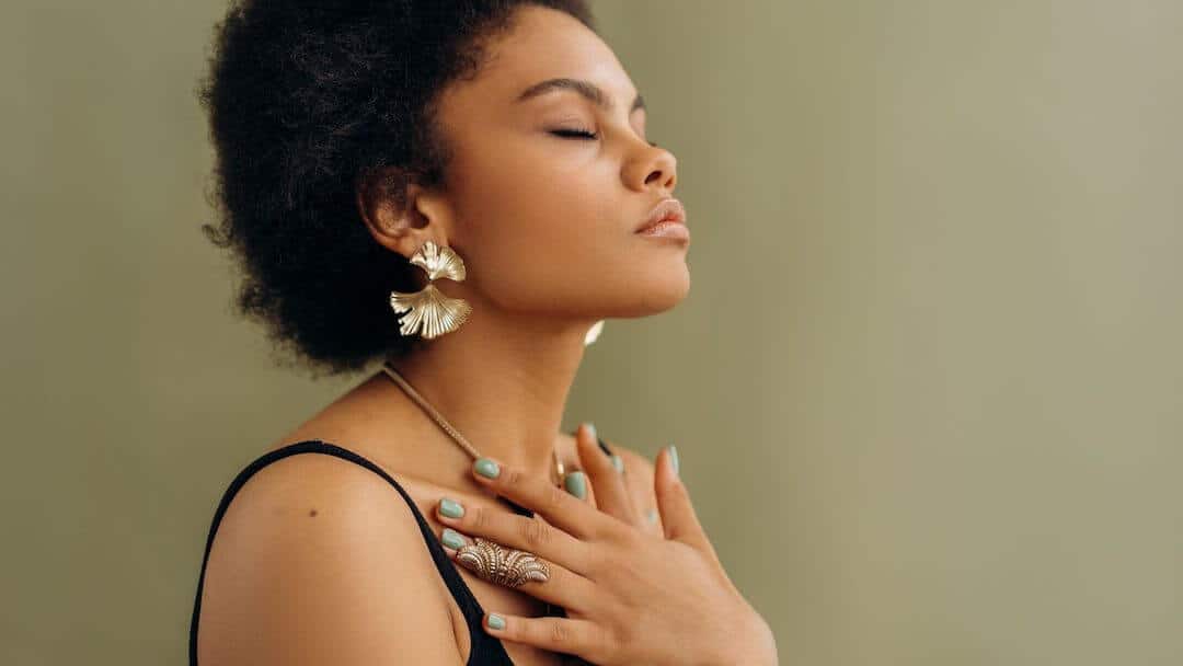 CBD-Frau ohne Stress nach Meditation