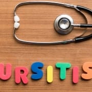 The-Real-CBD-Blog-CBD-for-bursitis Bursitis-Plastikbuchstaben auf einem Holztisch