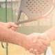 Padel spelers schudden handen