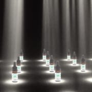 Der-Real-CBD-Blog-Bestes-CBD-Öl-für-Schmerzen Die Real CBD Flaschen im Scheinwerferlicht auf der Bühne