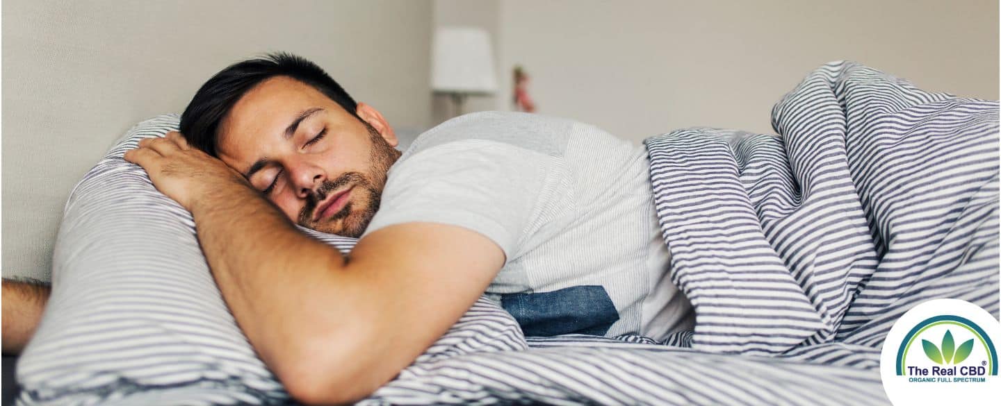 Man slaapt vast op zijn buik in een fris bed