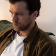 The-Real-CBD-Blog-CBD-fรผr-erektile-Disfunktion Depressiver Mann sitzt auf einem Sofa