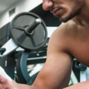 the-real-cbd-blog-cbd-and-diabetes Homme blessé avec un bandage dans un gymnase